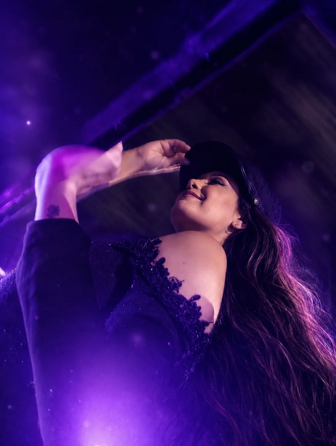 Neni Gibelli con iluminación violeta